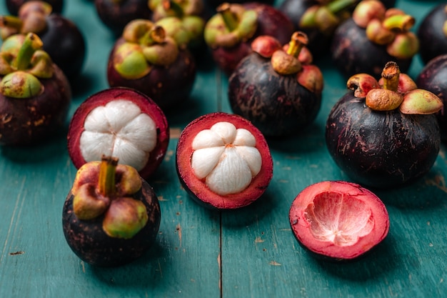 Fruit de mangoustan sur le fond en bois bleu-clair, fruit tropical