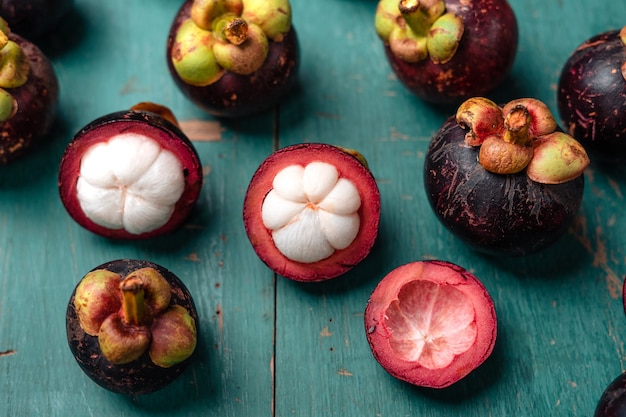 Fruit de mangoustan sur le fond en bois bleu-clair, fruit tropical