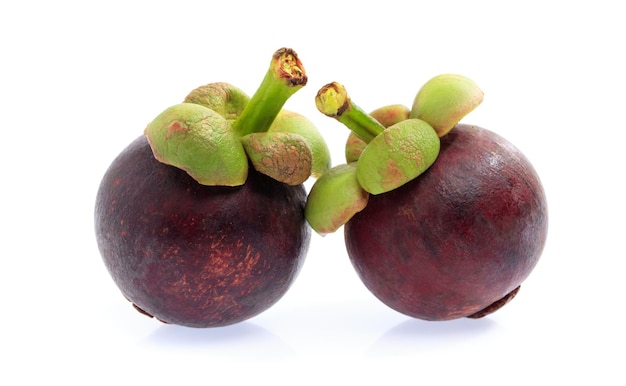 Fruit de mangoustan isolé sur fond blanc