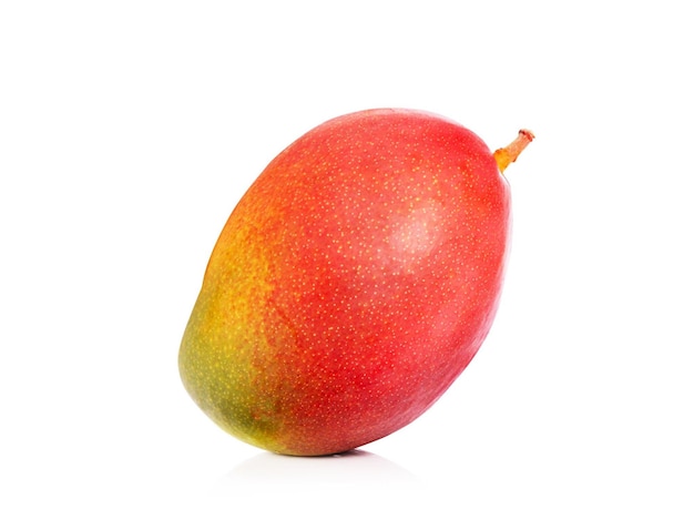 Fruit de mangue sur fond blanc avec chemin de coupe