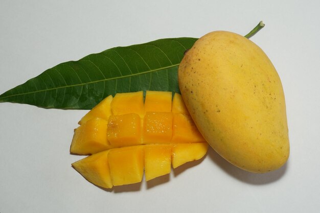 Fruit de mangue sur fond blanc