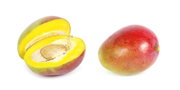 Fruit de mangue fraîche isolé sur blanc