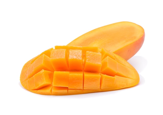 Fruit de mangue isolé sur fond blanc