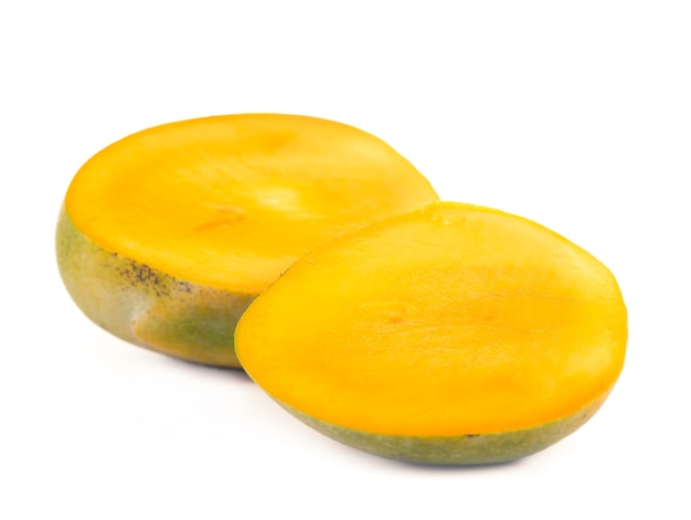 Le fruit de mangue isolé sur une surface blanche