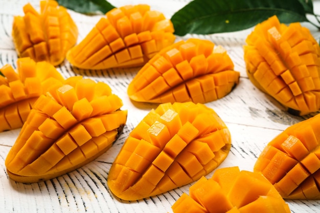 Fruit de mangue mangue jaune fraîche sur bois blanc