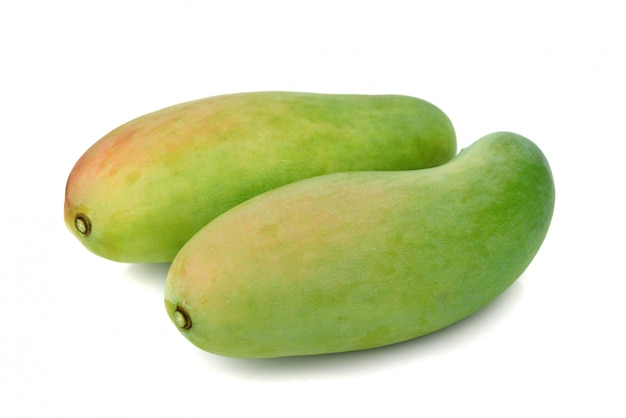 Fruit de mangue verte fraîche isolé sur fond blanc
