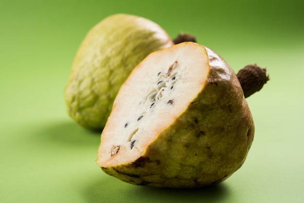 Fruit médicinal rare Ramphal ou Ram Fal également connu sous le nom d'Annona Reticulate ou Corossol en anglais, sur fond de mauvaise humeur, mise au point sélective