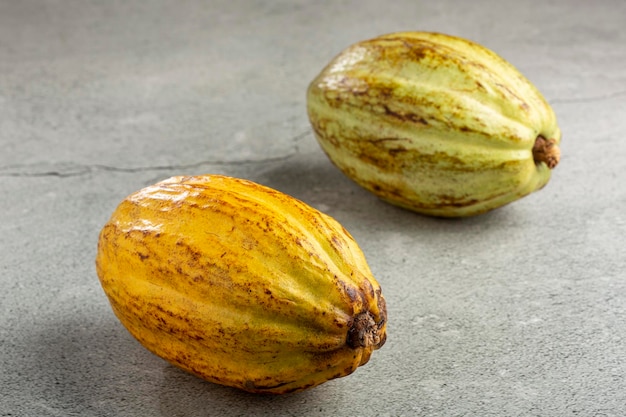 Fruit mûr de cacao sur la table