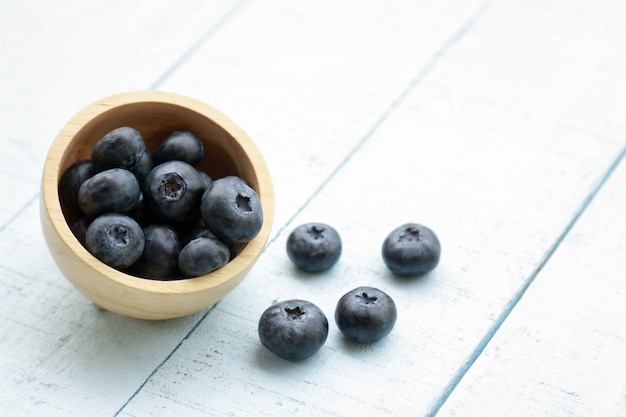 Fruit de myrtille sur la table pour manger