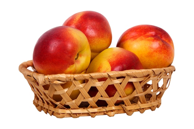 Fruit de nectarine dans le panier isolé sur fond blanc