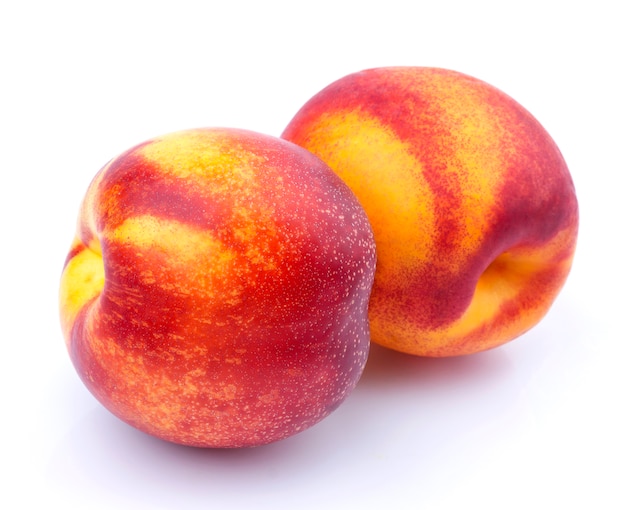 Fruit nectarine entier isolé sur blanc