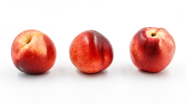 Fruit de nectarine isolé sur blanc