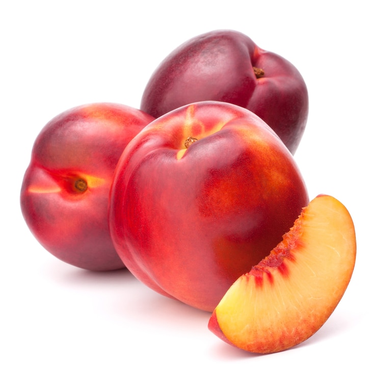 Photo fruit de nectarine isolé sur la découpe de fond blanc