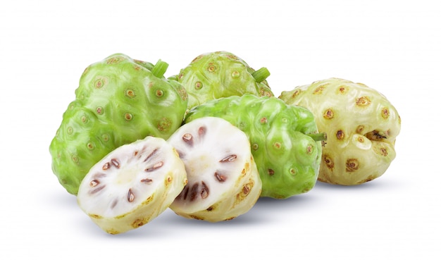 Fruit de noni sur blanc