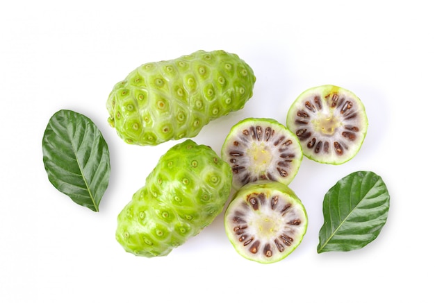 Fruit de noni avec feuille sur fond blanc. vue de dessus