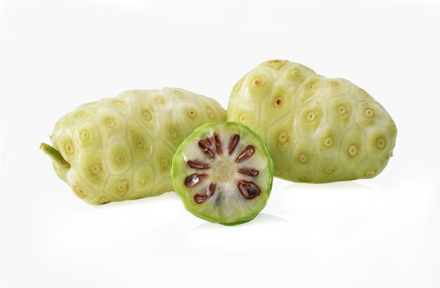 Fruit de noni sur fond blanc