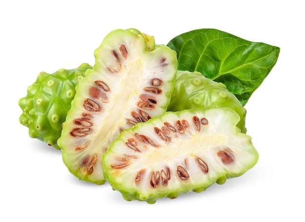 Fruit de noni isolé sur un tracé de détourage blanc