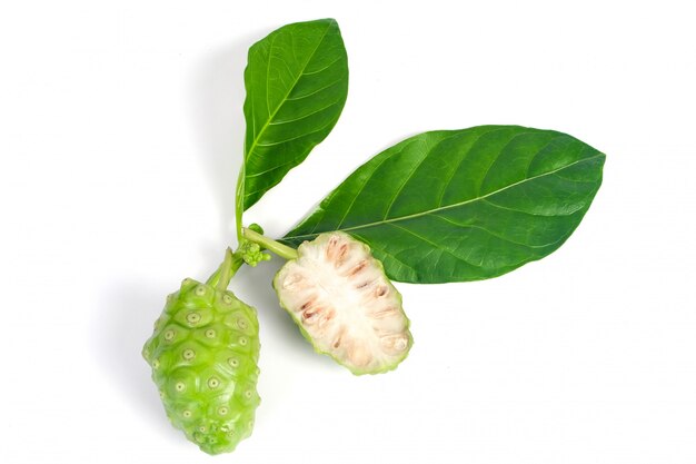 Fruit de Noni ou Morinda Citrifolia isolé sur blanc