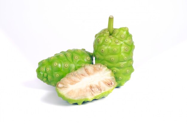 Fruit de Noni ou Morinda Citrifolia isolé sur blanc