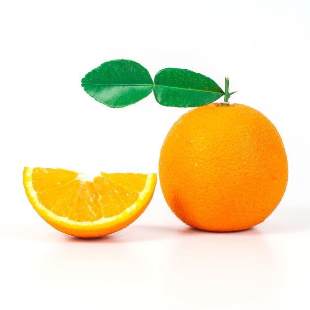 fruit orange sur fond blanc isoler