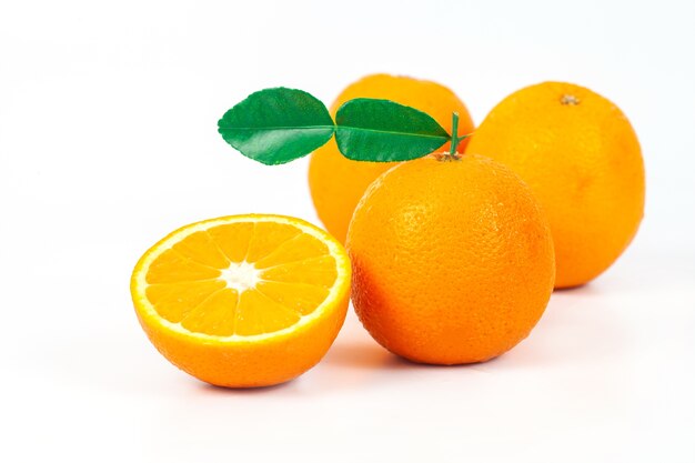 fruit orange sur fond blanc isoler