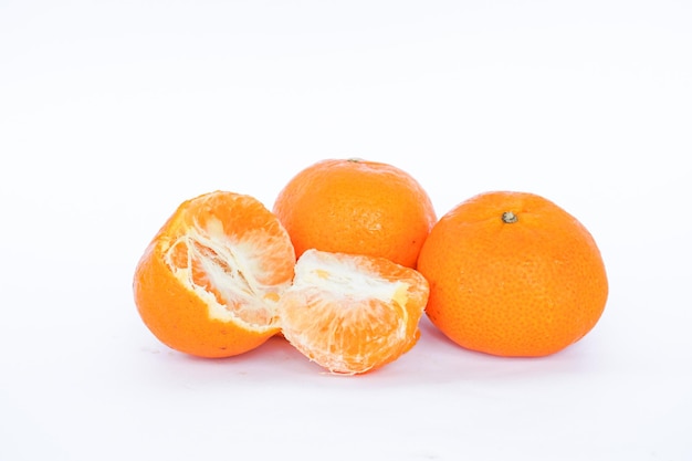 fruit orange sur fond blanc