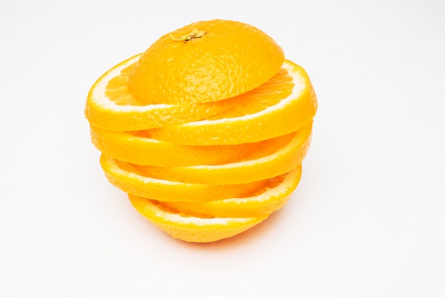 Fruit orange sur fond blanc