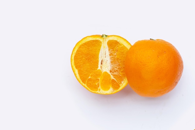 fruit orange sur fond blanc