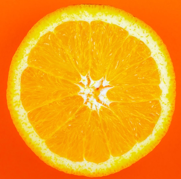 Fruit orange sur fond orange. Minimalisme, belle photo originale. Beau fond d'écran nature.