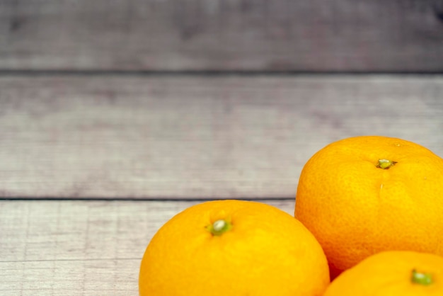 Photo fruit orange sur fond de table en bois