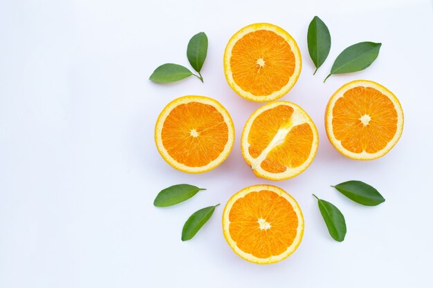 Fruit orange frais juteux et sucré riche en vitamine C