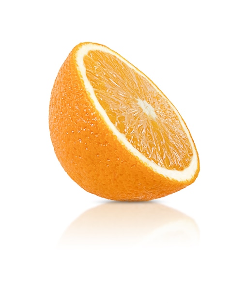 Fruit orange à moitié isolé sur blanc avec ombre et réflexion