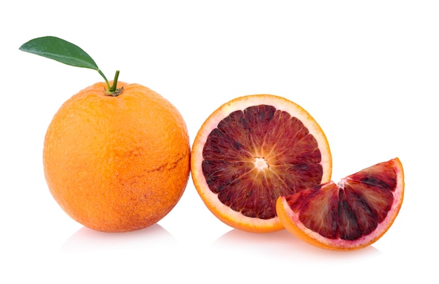 Fruit orange sanguine rouge isolé