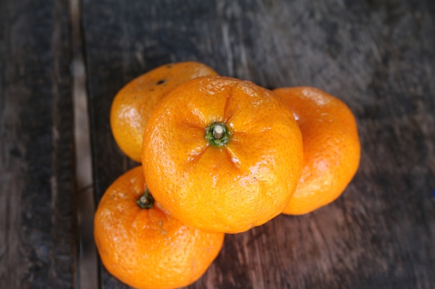 fruit orange sur la table en bois