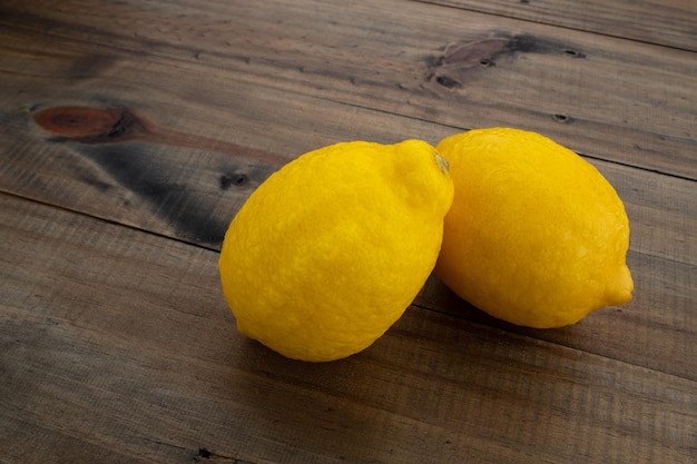 Fruit orange sur la table avec fond noir