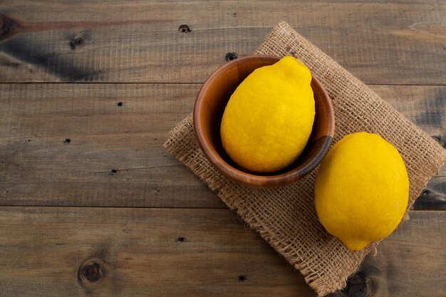 Fruit orange sur la table avec fond noir