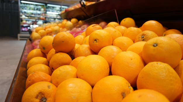 Fruit orange avec des tranches et des feuilles d'orange