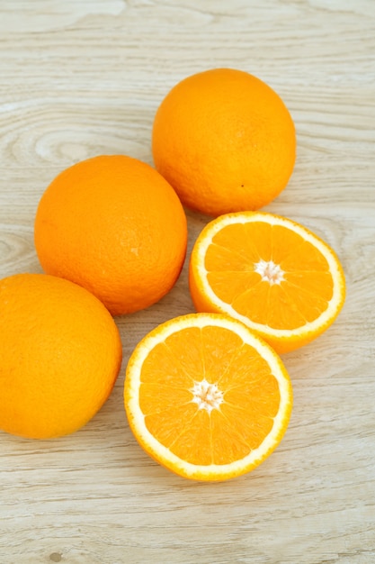 Fruit d&#39;oranges sur une table en bois.