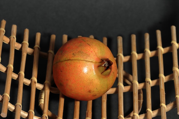 Un fruit sur un panier en osier