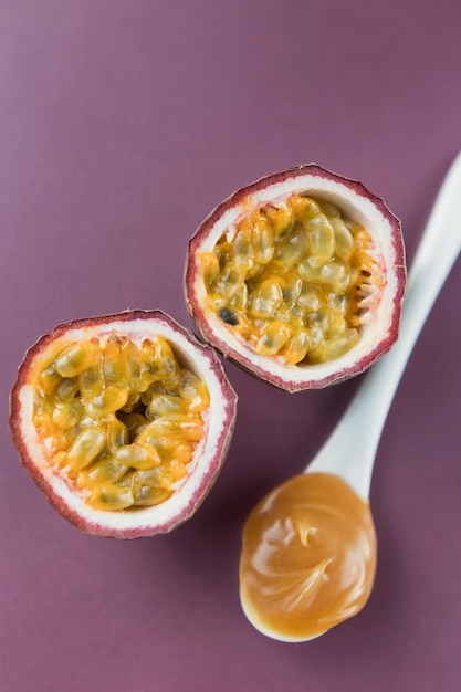 Fruit de la passion et cuillère au caramel