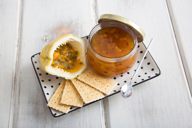 Fruit de la passion graines de fruits tropicaux Confiture gelée marmelade maison à base de fruits et de sucre