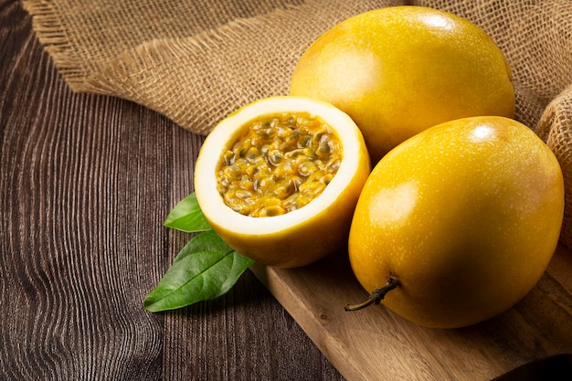 Fruit de la passion jaune tranché sur la table