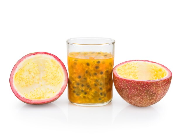 Fruit de la passion avec jus de fruits frais isolé sur gros plan surface blanche