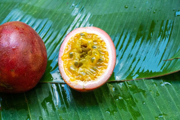 Fruit de la passion mûr sur une feuille de bananier humide