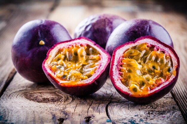 Fruit de la passion organique mûr sur un fond en bois