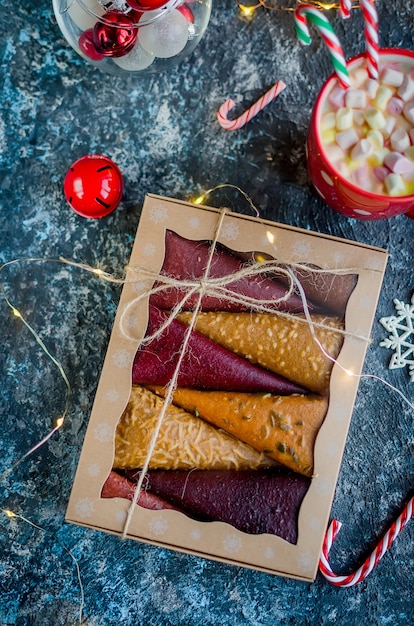 Fruit pastila fruits cônes en cuir dans une boîte-cadeau et tasse de cacao