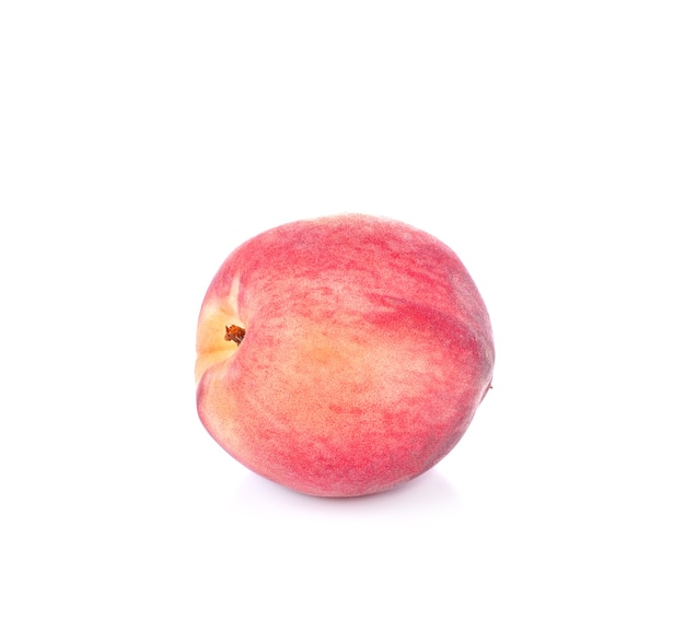 Fruit de pêche sur mur blanc