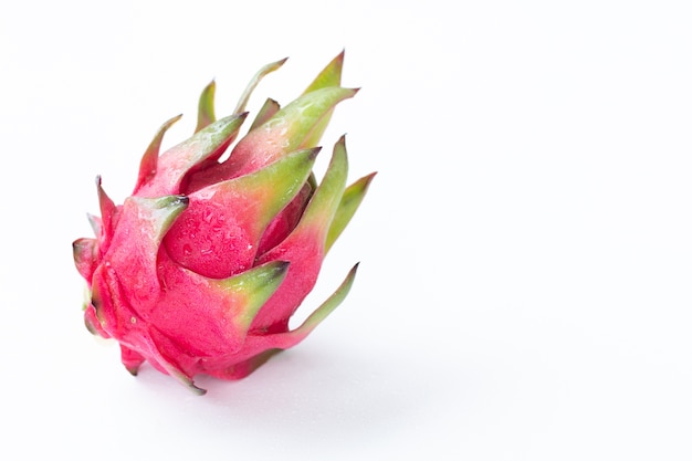 Fruit de pitahaya frais sur fond blanc ou couleur de fruit rouge de dragon mûr avec espace copie