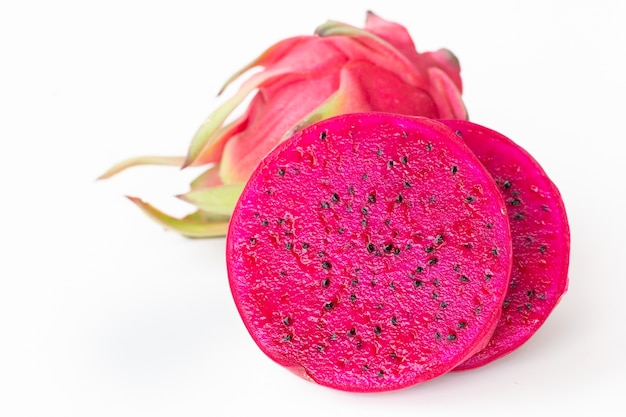 Fruit de pitahaya frais en tranches sur fond blanc.