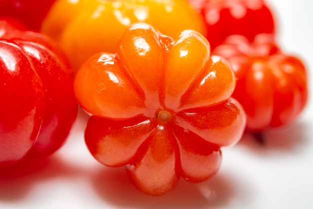 Fruit Pitanga Eugenia uniflora L fruits sauvages brésiliens traditionnels en mise au point sélective